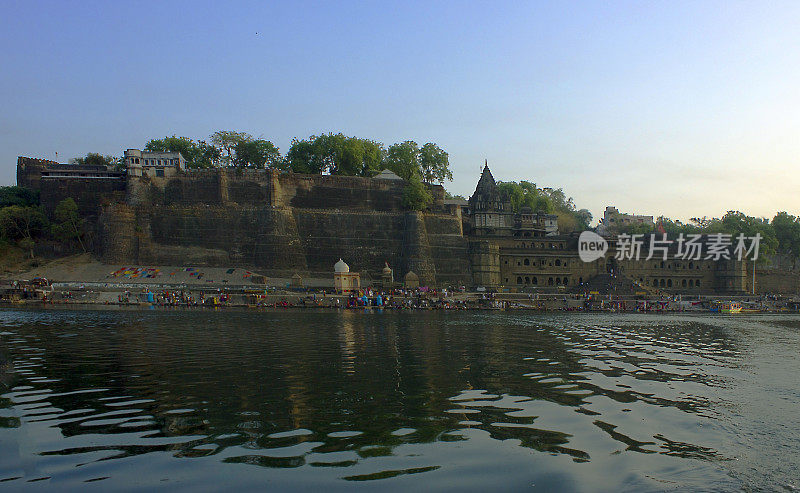 印度Maheshwar的Narmada Ghats，背景是堡垒